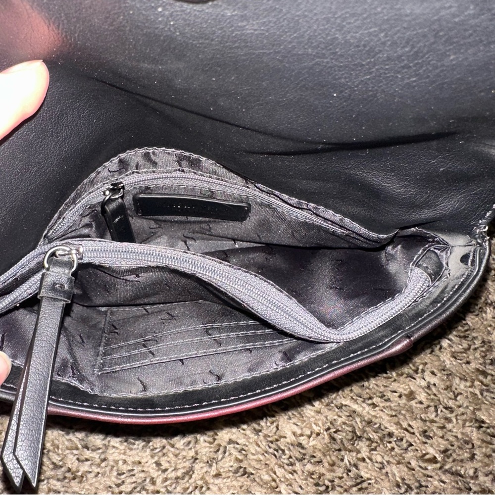 Simply Vera Vera Wang Black and Burgundy Wristlet - Picture 7 of 9